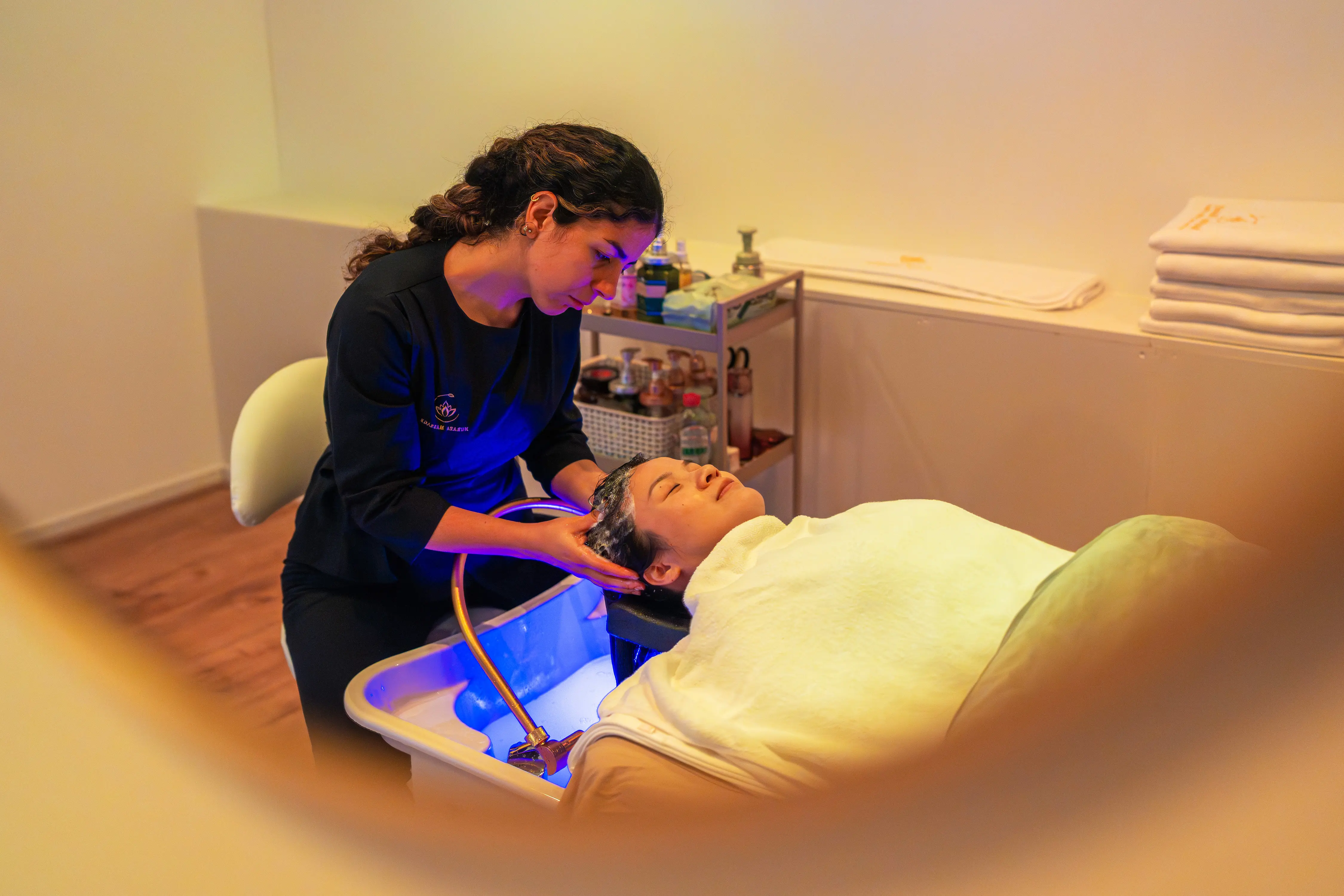 Murata Signature Spa — therapeut masseert de hoofdhuid