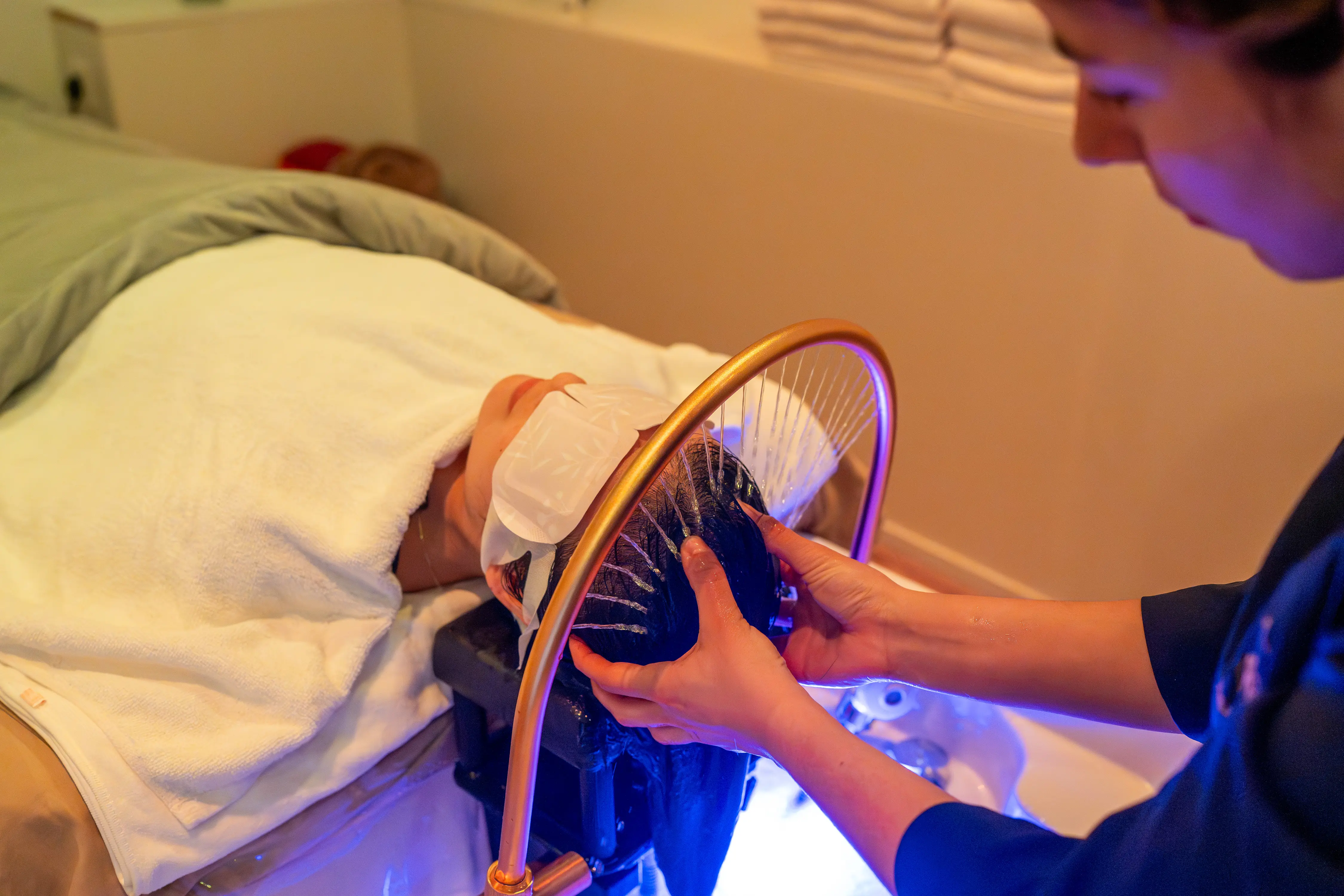 Murata Head Spa — water dat stroomt over het haar tijdens de behandeling